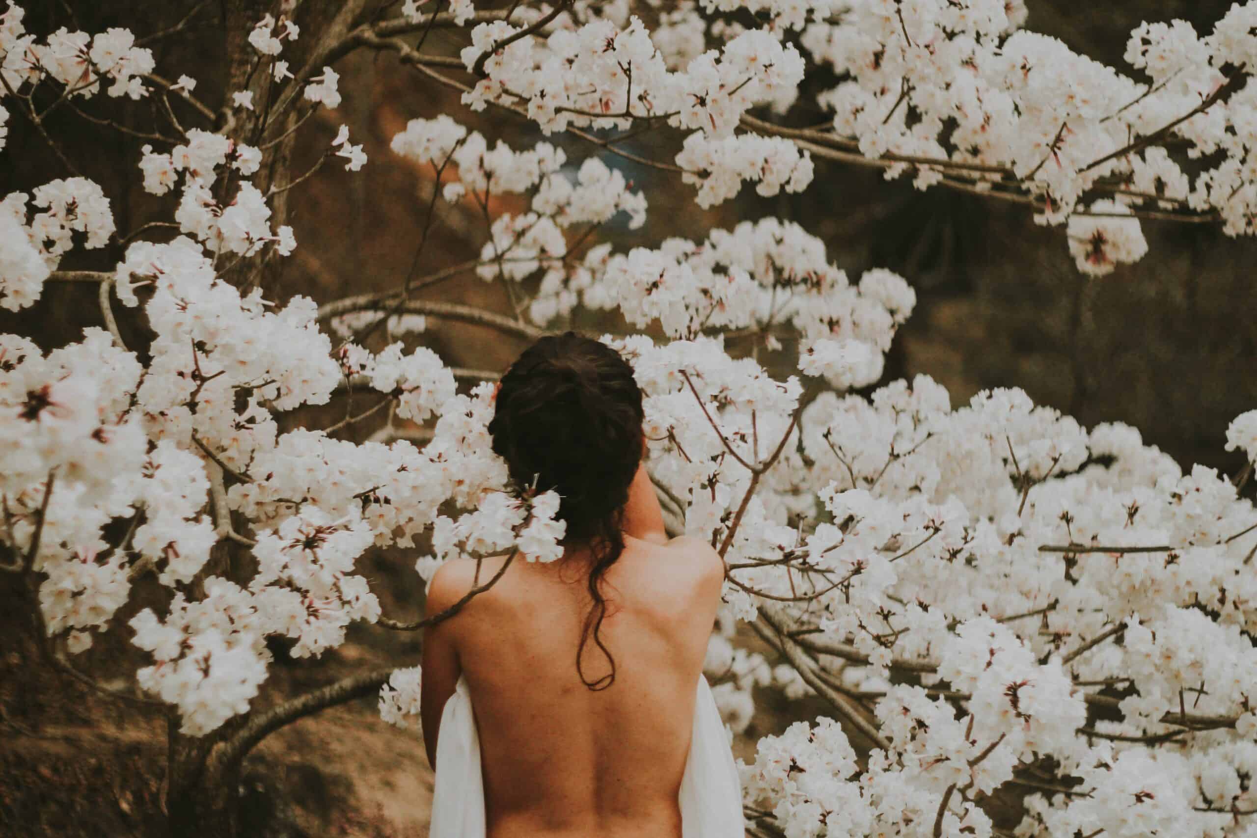 femme et fleurs japonaises