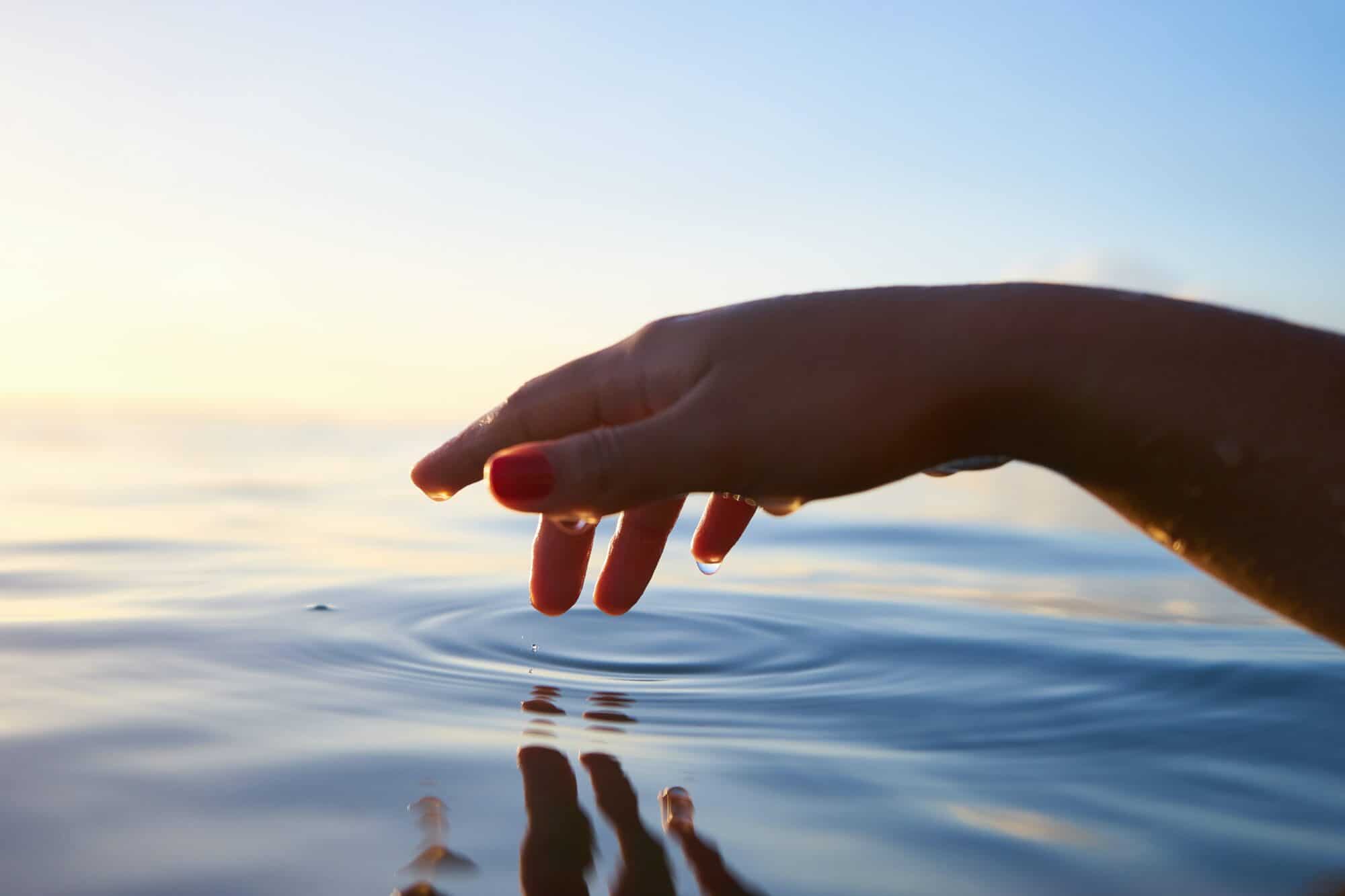 mains dans la mer