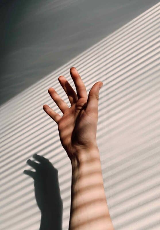 mains sèches : ombre de la main sur un mur