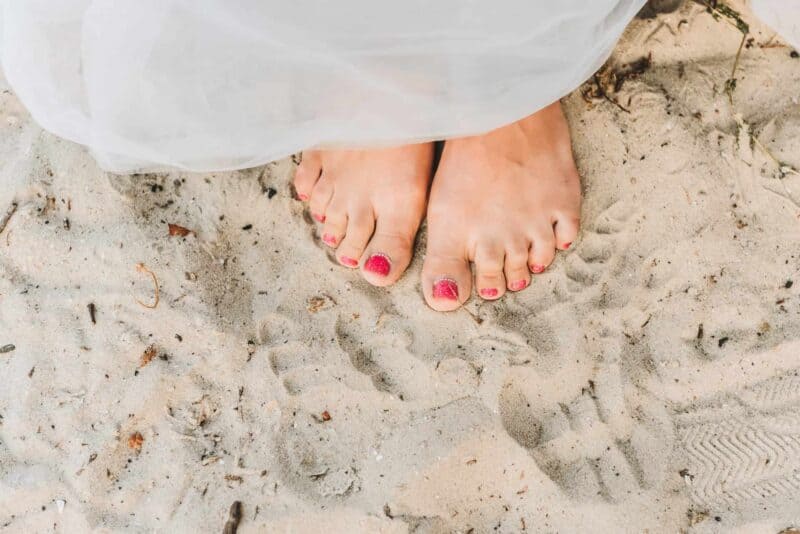 bienfaits pédicure : pieds dans le sable