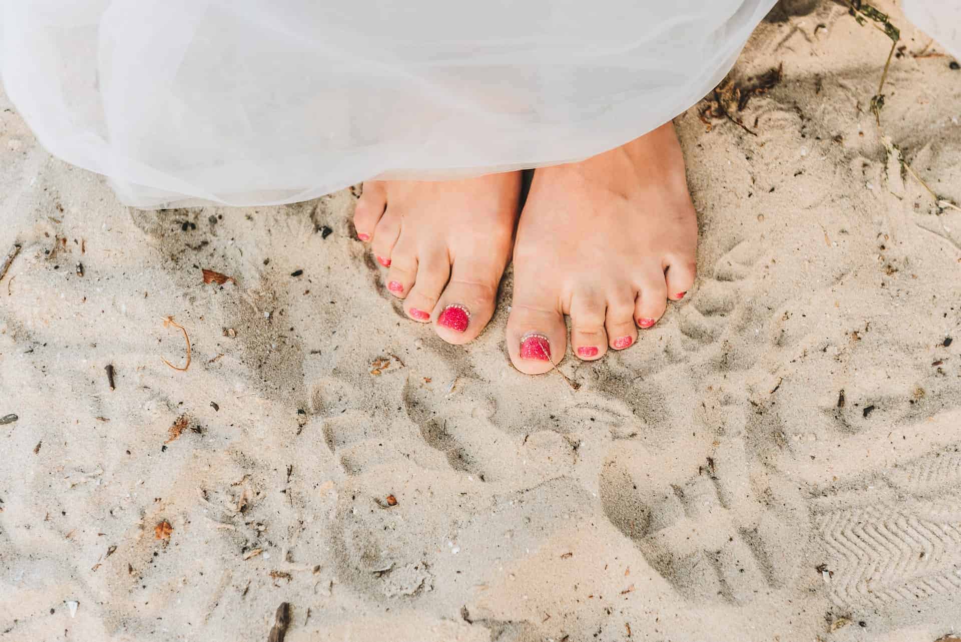 bienfaits pédicure : pieds dans le sable