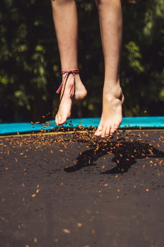 comment fonctionne la réflexologie plantaire : femme qui saute sur un trampoline