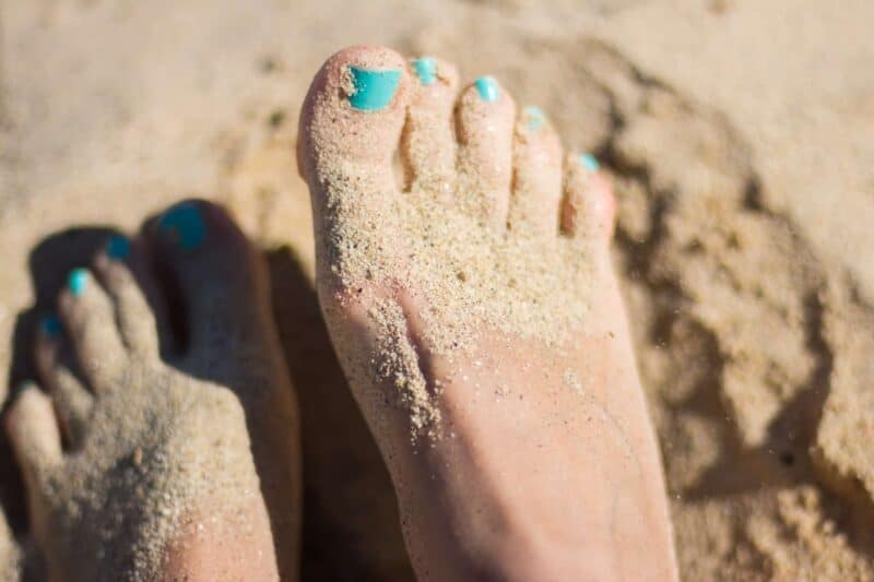 pédicure femme enceinte : pieds vernis bleu turquoise