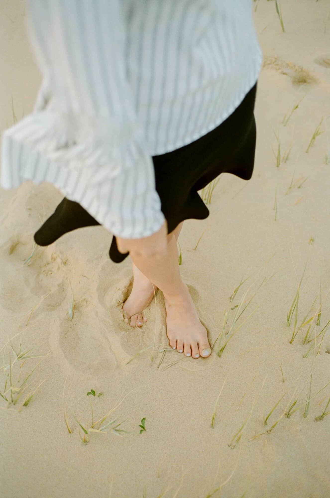 pédicure femme enceinte : pieds femme dans le sable