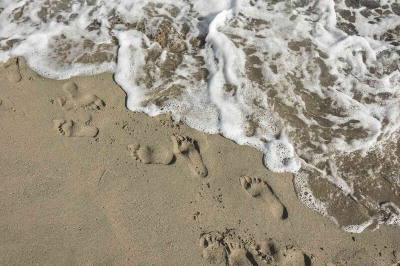 pédicure femme enceinte : empreintes de pieds dans le sable