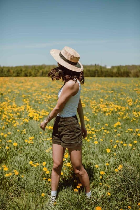 bienfaits du soleil : femme dans un champs ensoleillé
