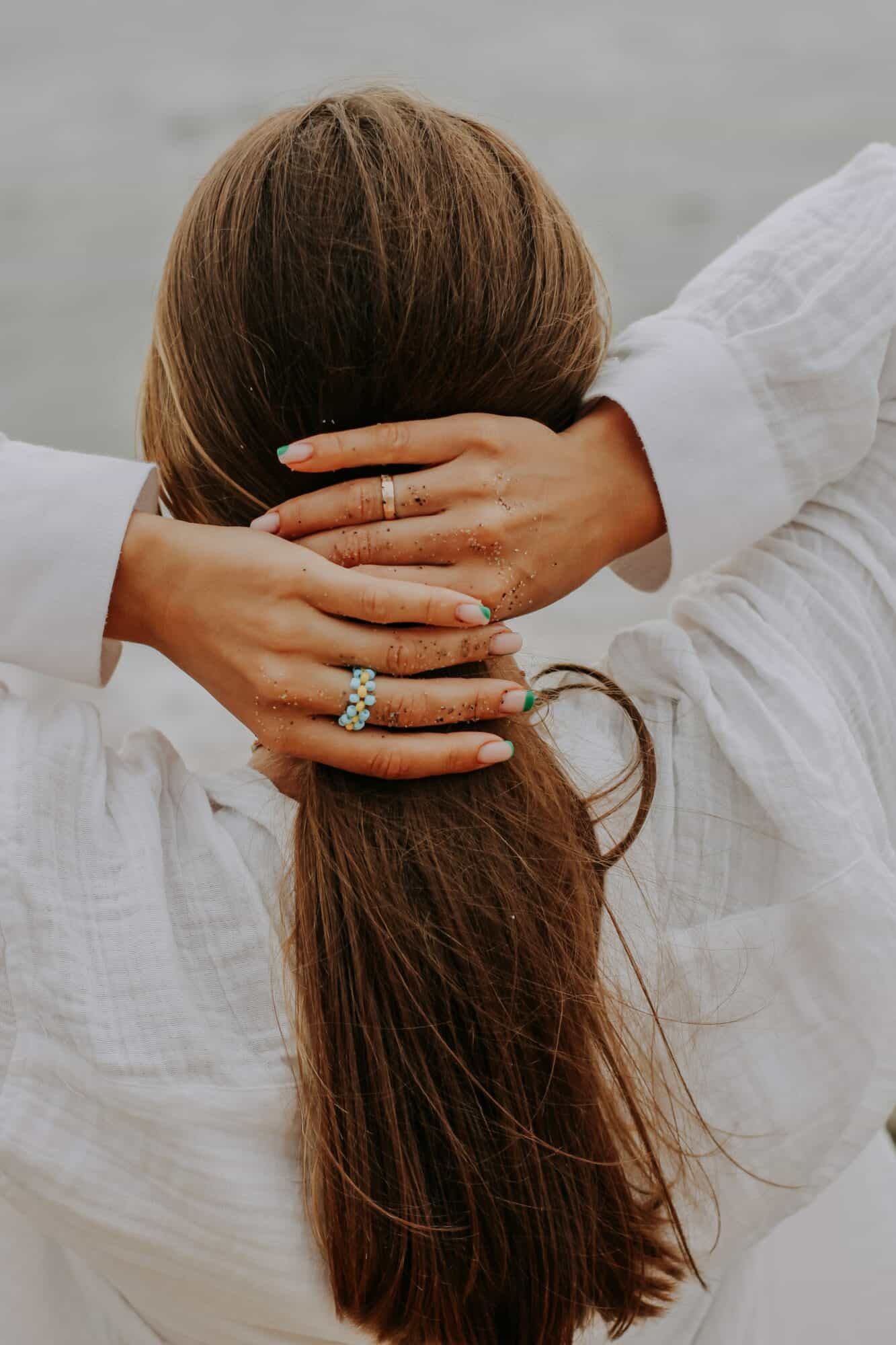 eau de mer et cheveux : femme qui se tient les cheveux pour les attacher