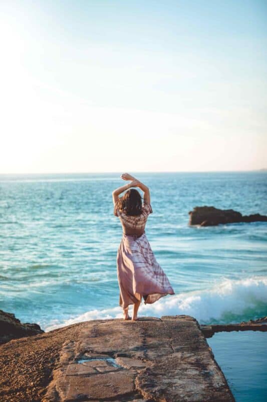 eau de mer et cheveux : femme au bord de la mer