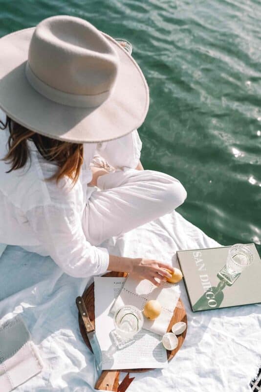 proteger mes cheveux du soleil : femme au bord de l'eau