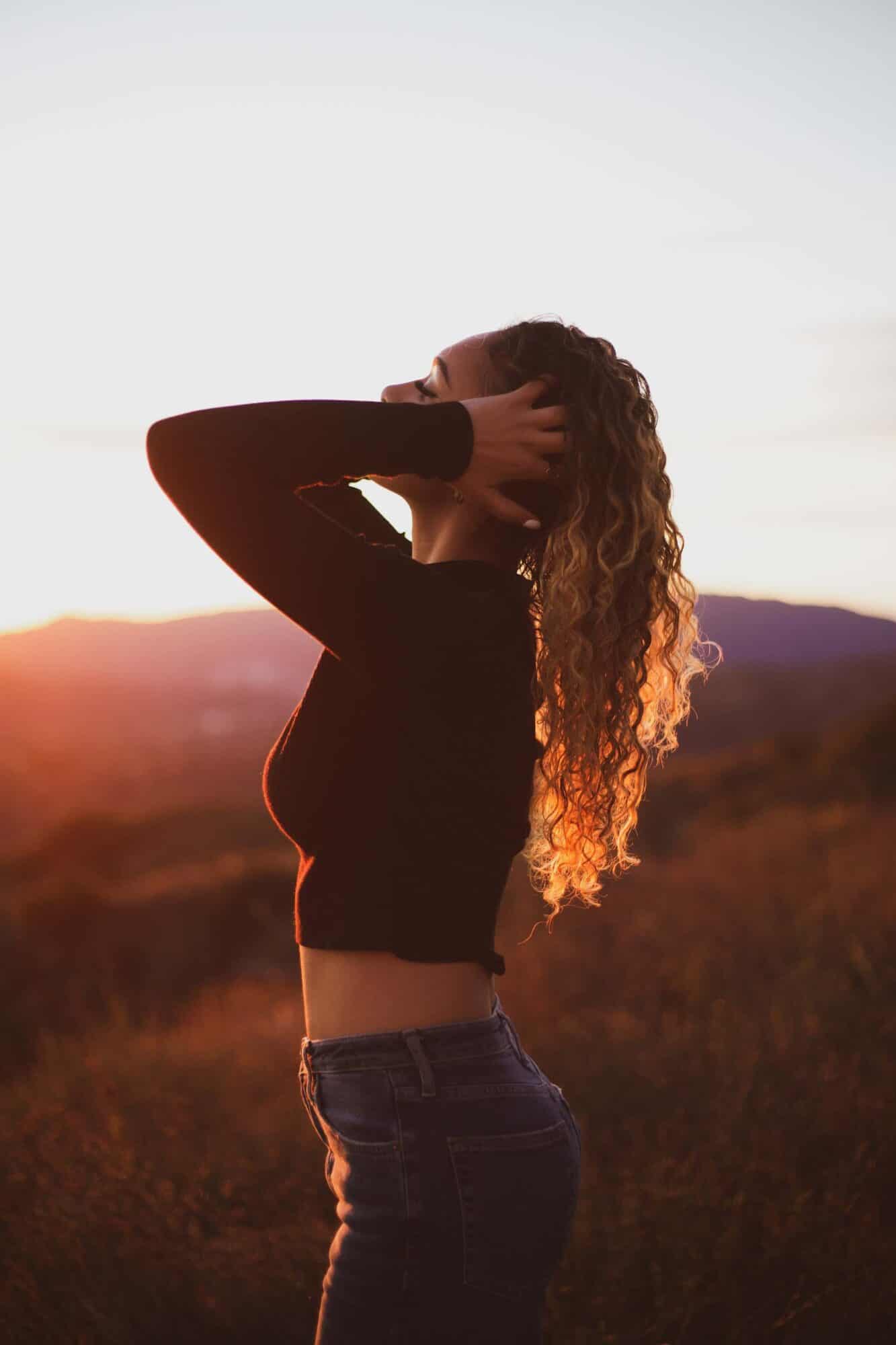 proteger mes cheveux du soleil : femme au coucher du soleil