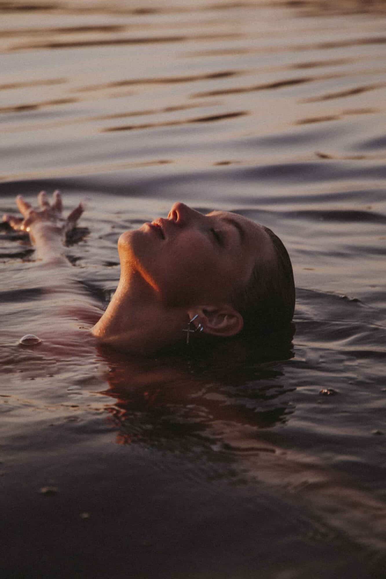 que faire en cas de coup de soleil : femme dans l'eau