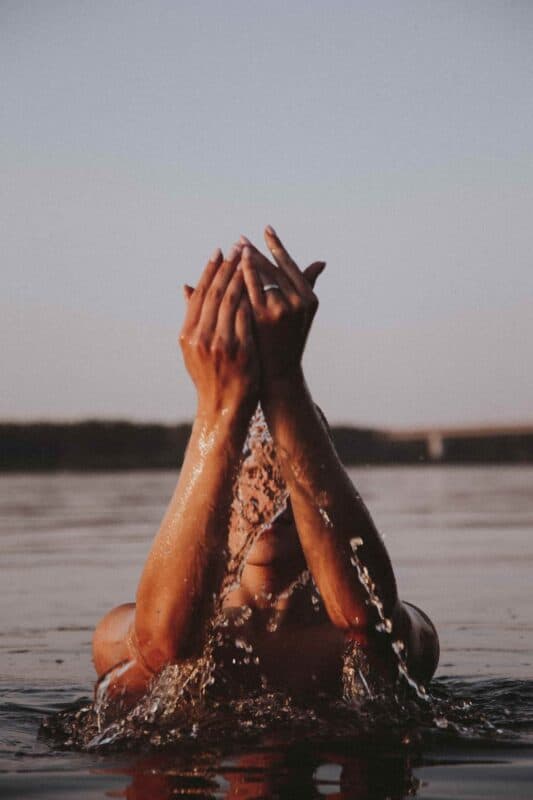qu'est-ce que le capital soleil : femme dans l'eau en train de se baigner