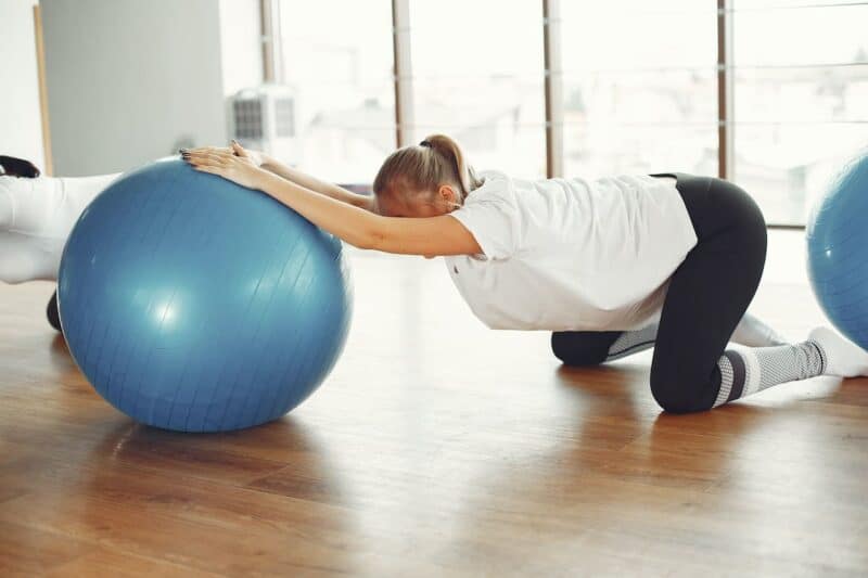 diastasis des grands droits : une femme pratique un exercice de yoga