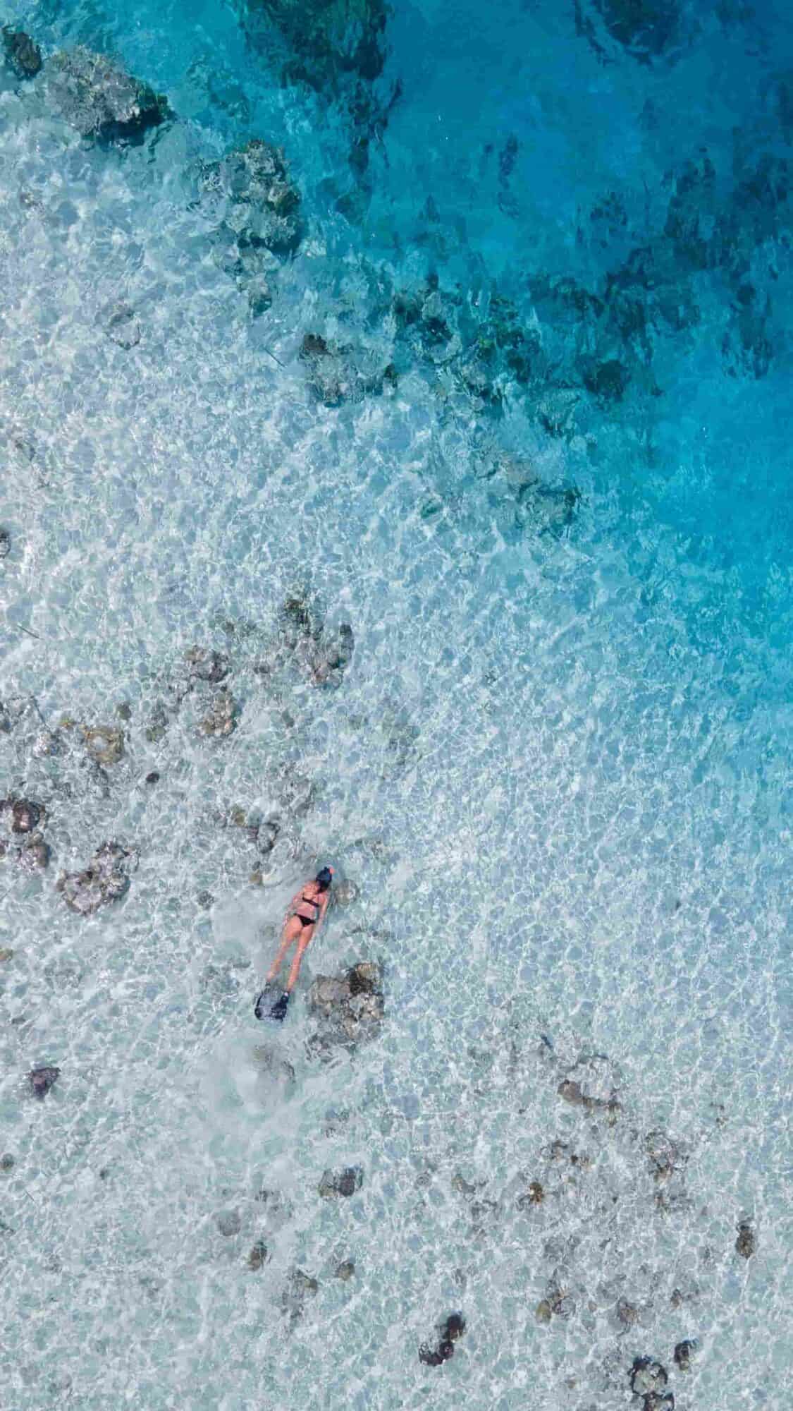 qu'est ce que le spf : femme en train de nager dans l'eau turquoise