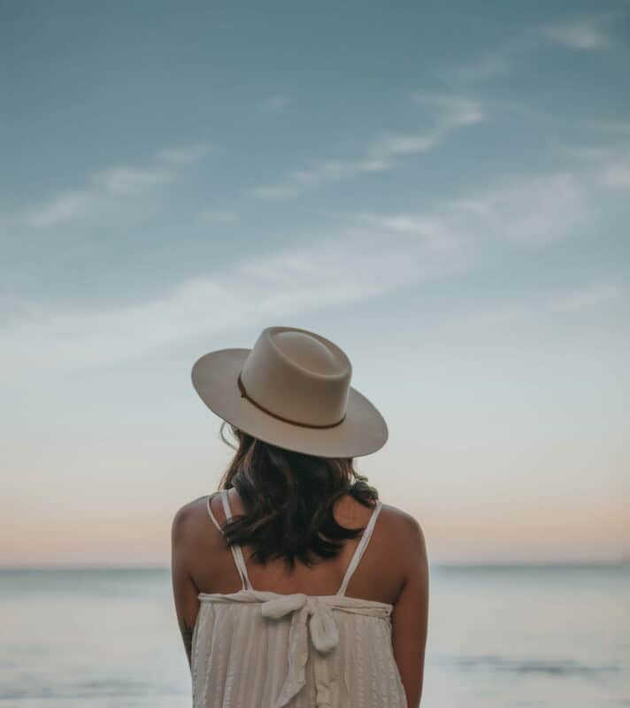 qu'est ce que le spf : femme de dos regardant la mer