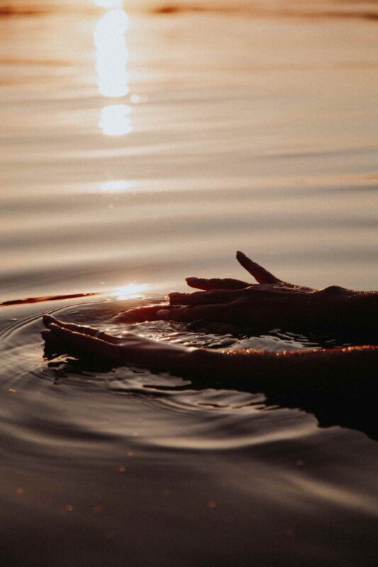 qu’est-ce qu’un indice UV : mains dans l'eau