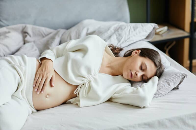comment bien dormir enceinte : femme enceinte en train de se reposer