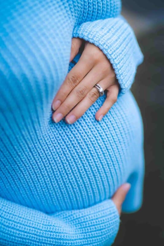 comment éviter les vergetures pendant la grossesse : femme enceinte avec les mains sur son ventre