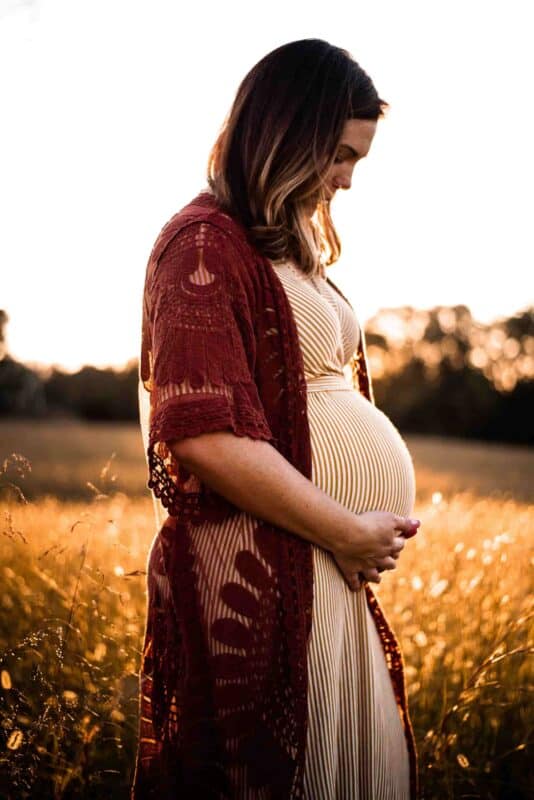 masque de grossesse visage : femme enceinte dans un champ