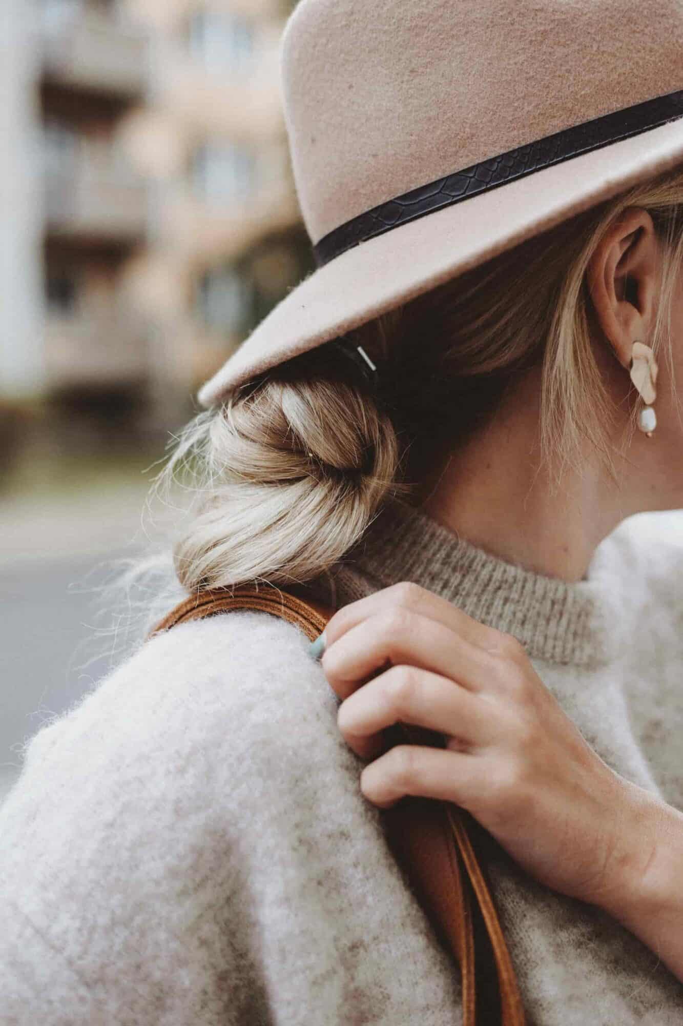 masque de grossesse visage : femme avec un chapeau sur la tête