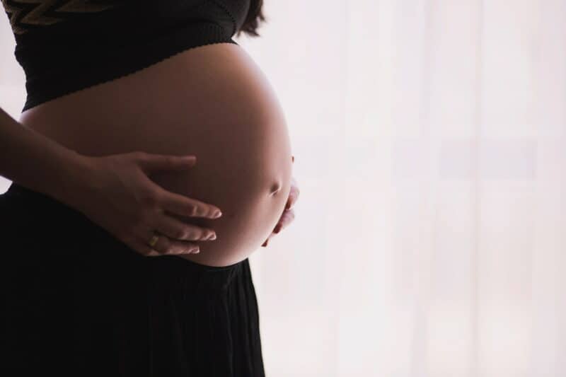 quel massage pour femme enceinte : femme enceinte avec les mains sur le ventre