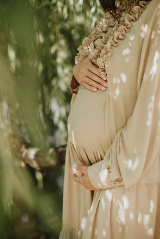 quelle huile essentielle pour femme enceinte : femme enceinte dans la nature