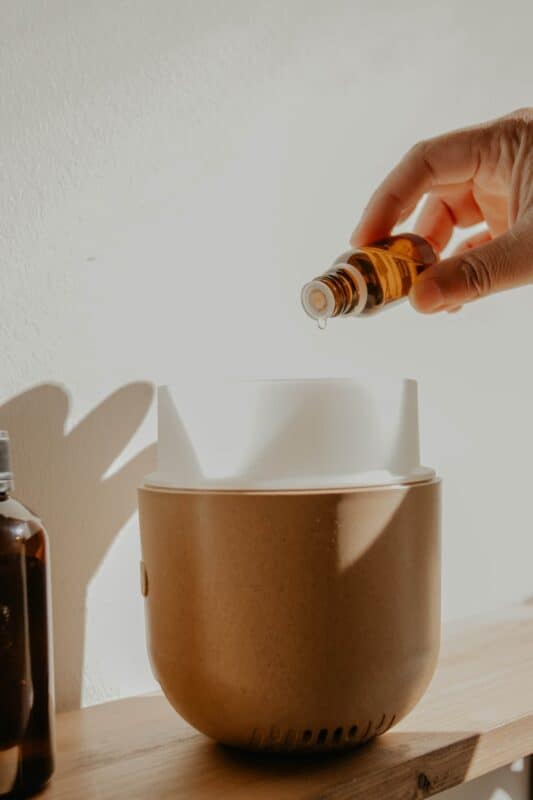 quelle huile essentielle pour femme enceinte : huile essentielle dans un inhalateur