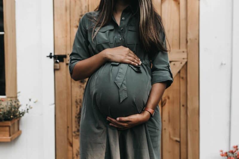 cellulite grossesse : femme enceinte en robe