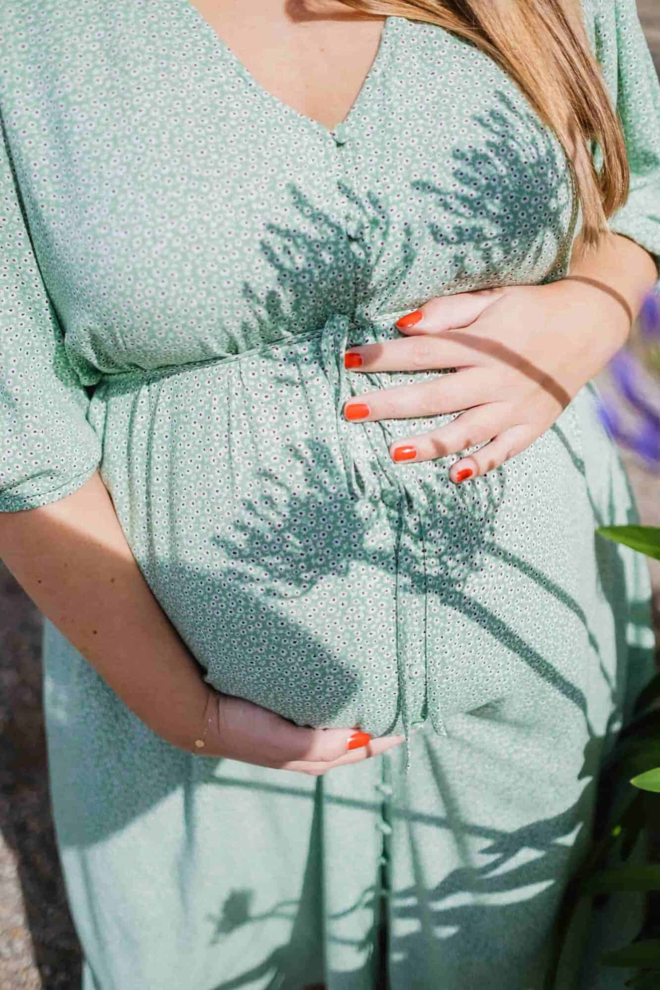 cellulite grossesse : femme enceinte avec les mains sur son ventre