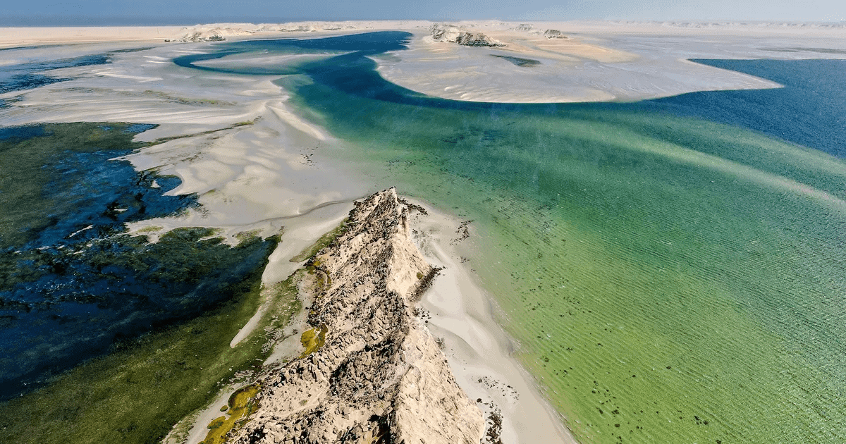 paysage mer sable et montagne
