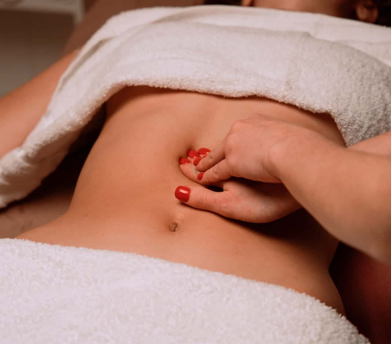 massage renata franca : une femme se fait masser le ventre