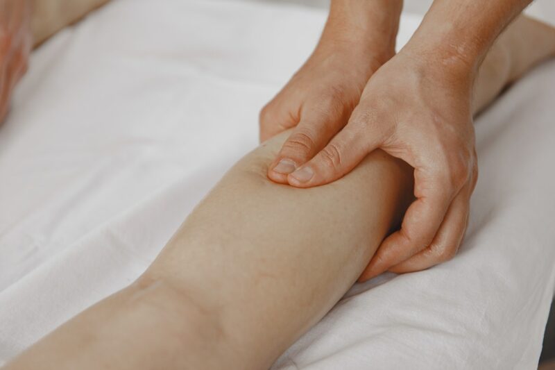massage renata franca : une personne se fait masser les jambes