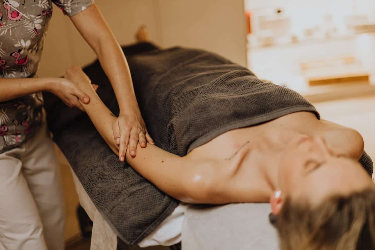 massage renata franca : une femme se faisant masser le bras