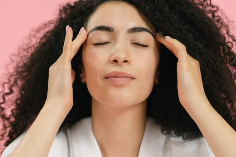 auto massage visage : une femme se masse le visage