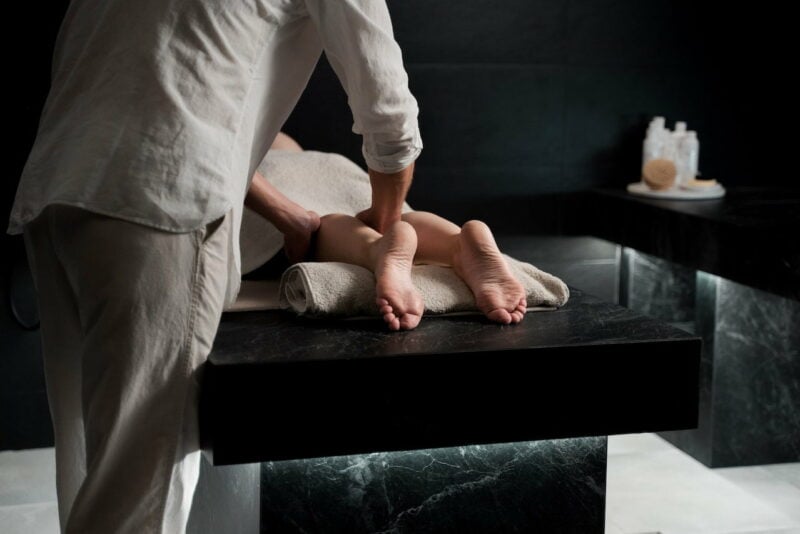 massage jambes lourdes : une personne se fait masser les jambes