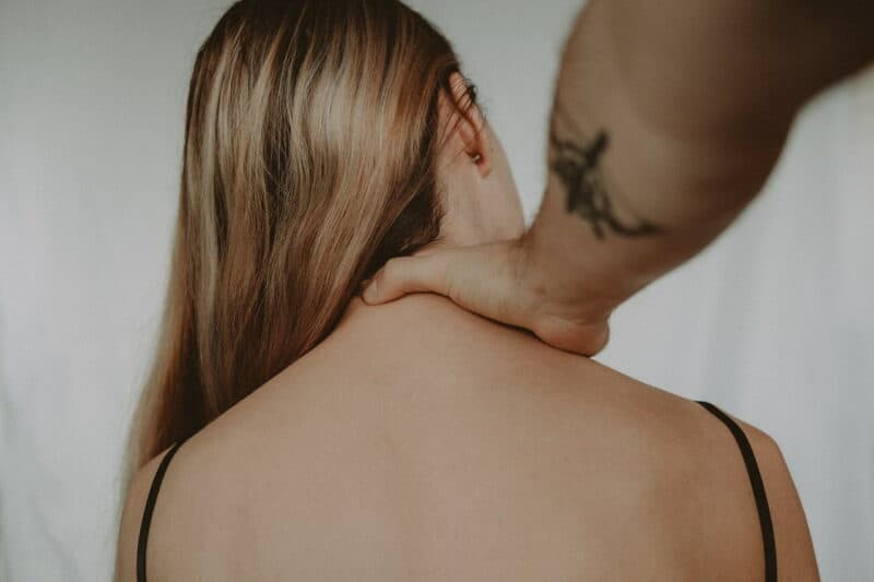 mal de dos femme enceinte : une femme se fait masser le cou