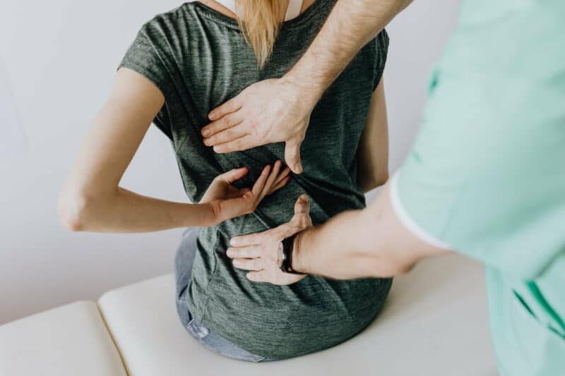 mal de dos femme enceinte : une femme se fait masser le dos