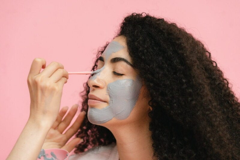 points noirs nez : une femme fait un masque