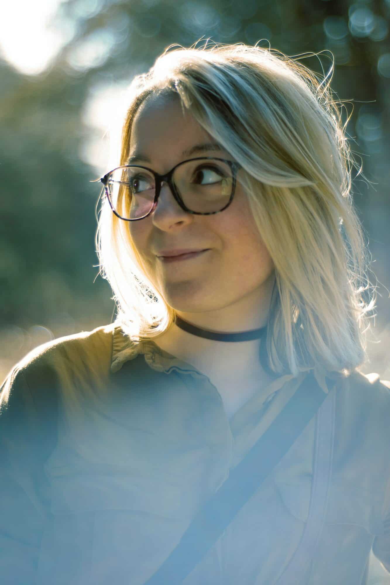 lutter contre les cheveux blancs : une femme se fait prendre en photo