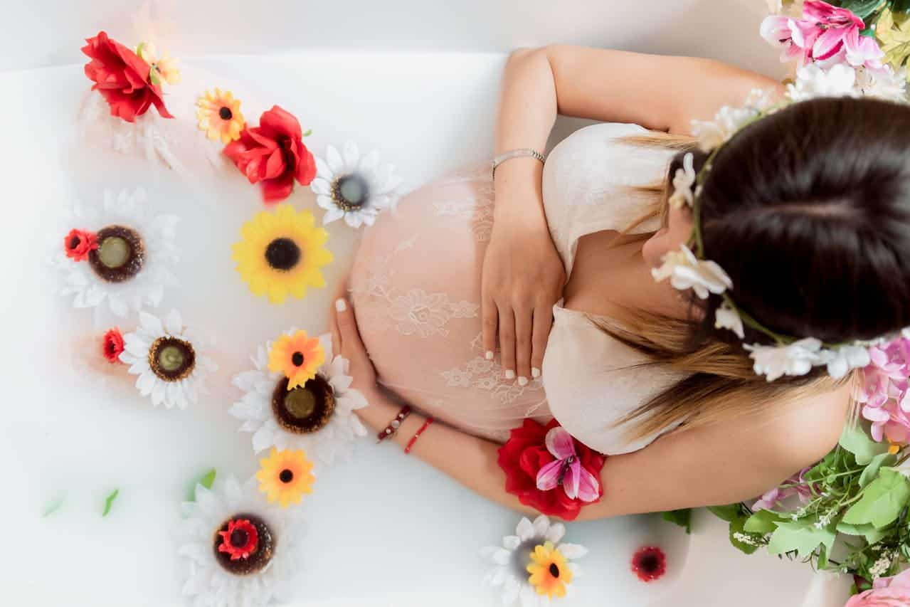 remède contre la fatigue enceinte : une femme enceinte montre son ventre dans un bain