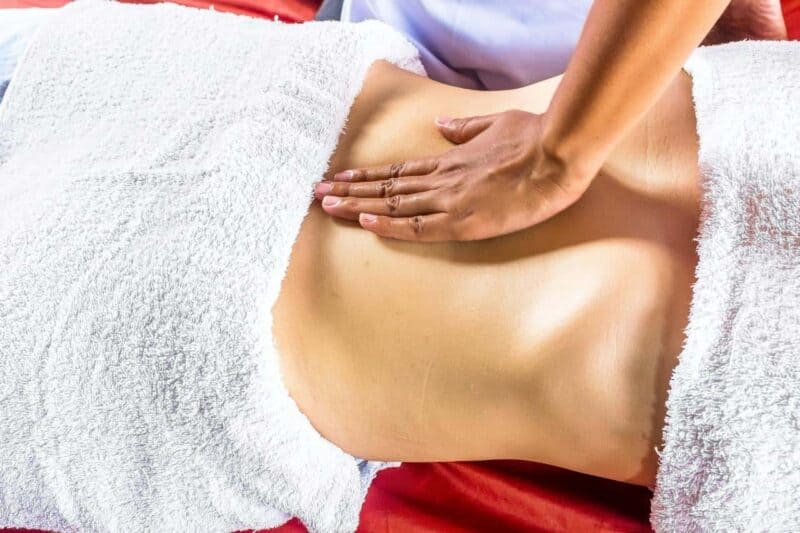 massage minceur : une femme se fait masser le ventre