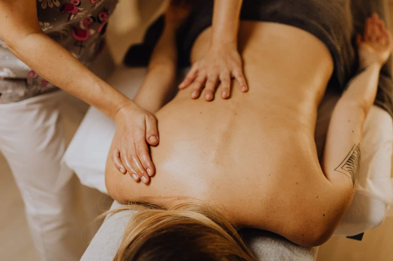 massage minceur : une femme se fait masser le dos