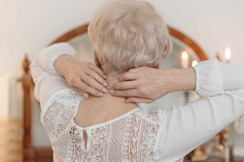 lutter contre les cheveux blancs : une femme se montre avec ses cheveux blancs