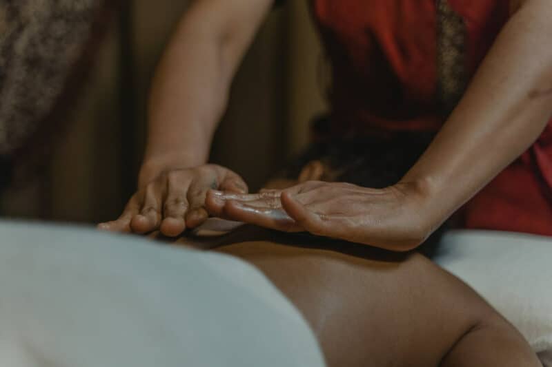 massage minceur : une femme se fait masser le dos