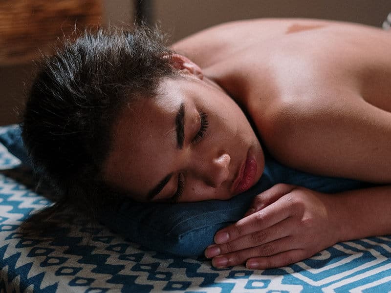 massage maderotherapie : une femme est allongée sur une table de massage