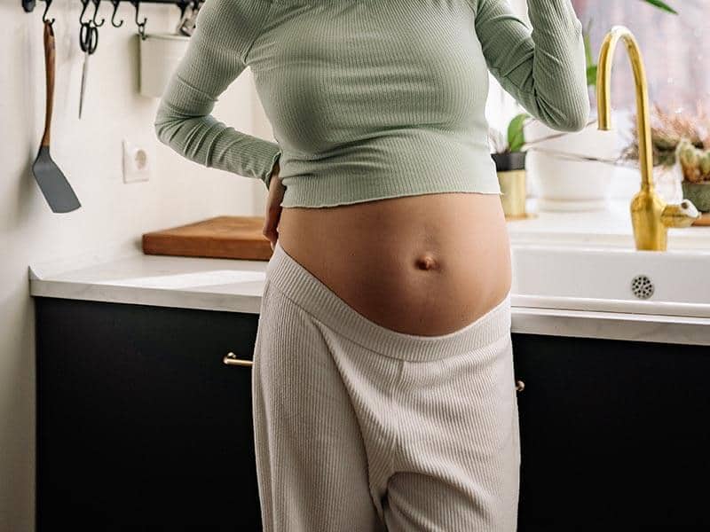 ventre après accouchement : le ventre d'une femme après accouchement