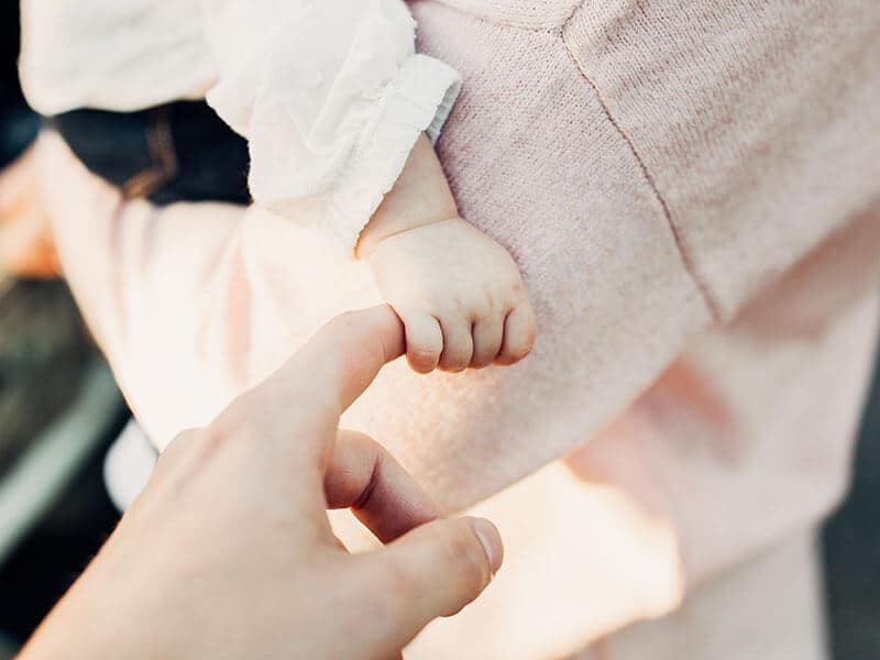 baby blues : un parent tient la main de son enfant