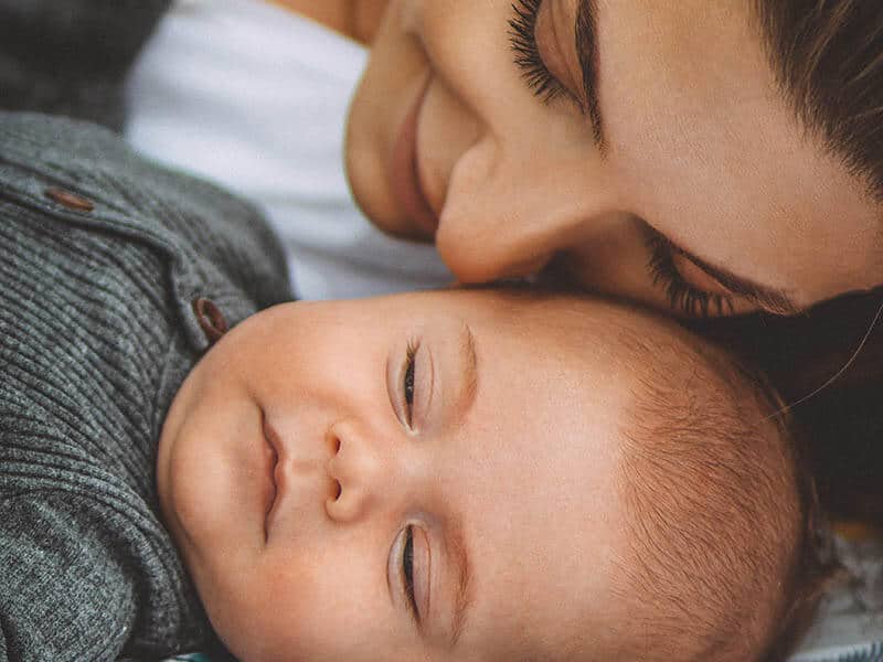 baby blues : une mère regarde son bébé