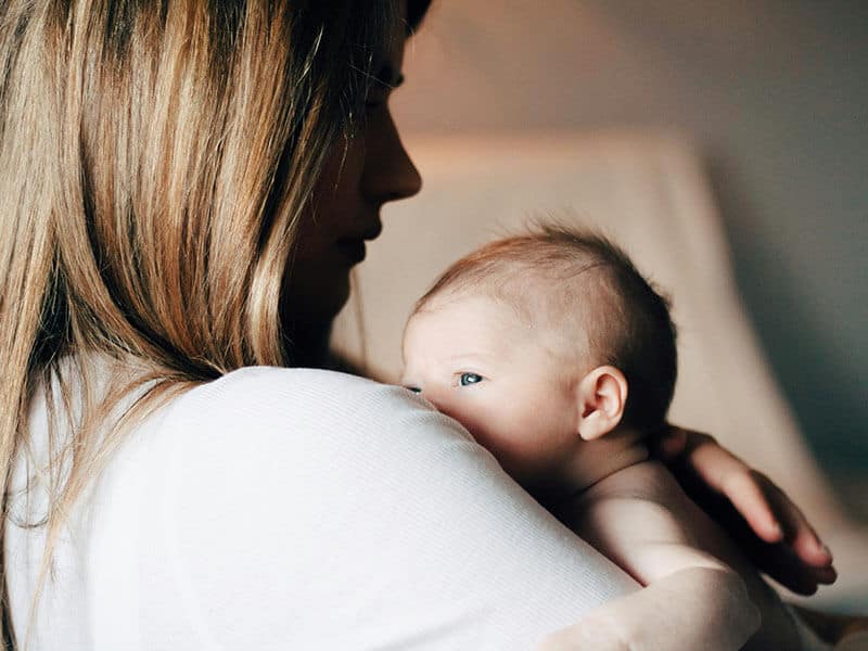 baby blues : une mère tient son enfant dans les bras