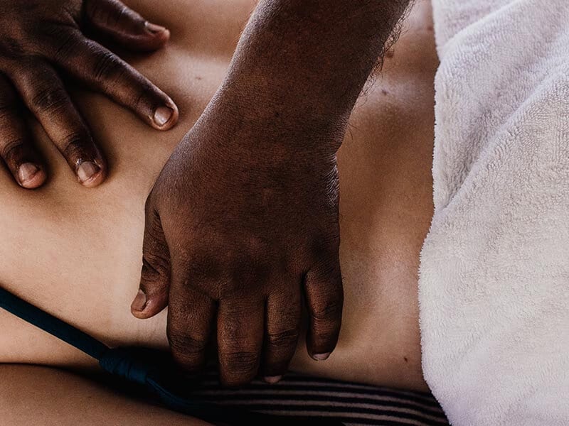 ventre-apres-accouchement : une femme se fait masser le ventre